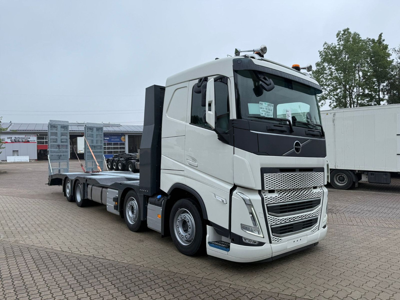 Volvo Arbeitsbühnen Baumaschinentransporter mit Rampen - Camión caja abierta: foto 3 Volvo Arbeitsbühnen Baumaschinentransporter mit Rampen - Camión caja abierta: foto 3