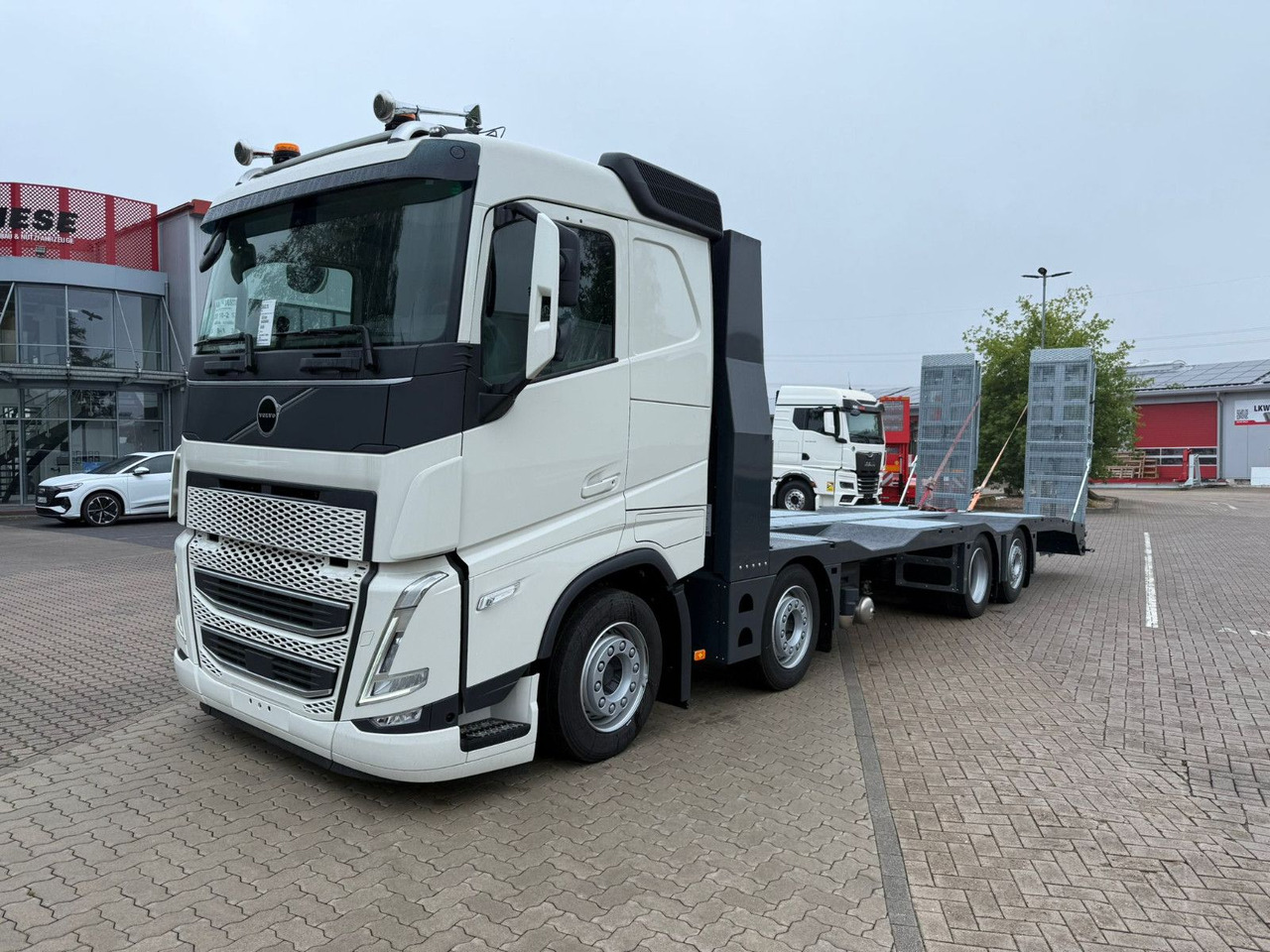 Volvo Arbeitsbühnen Baumaschinentransporter mit Rampen - Camión portavehículos: foto 3 Volvo Arbeitsbühnen Baumaschinentransporter mit Rampen - Camión portavehículos: foto 3