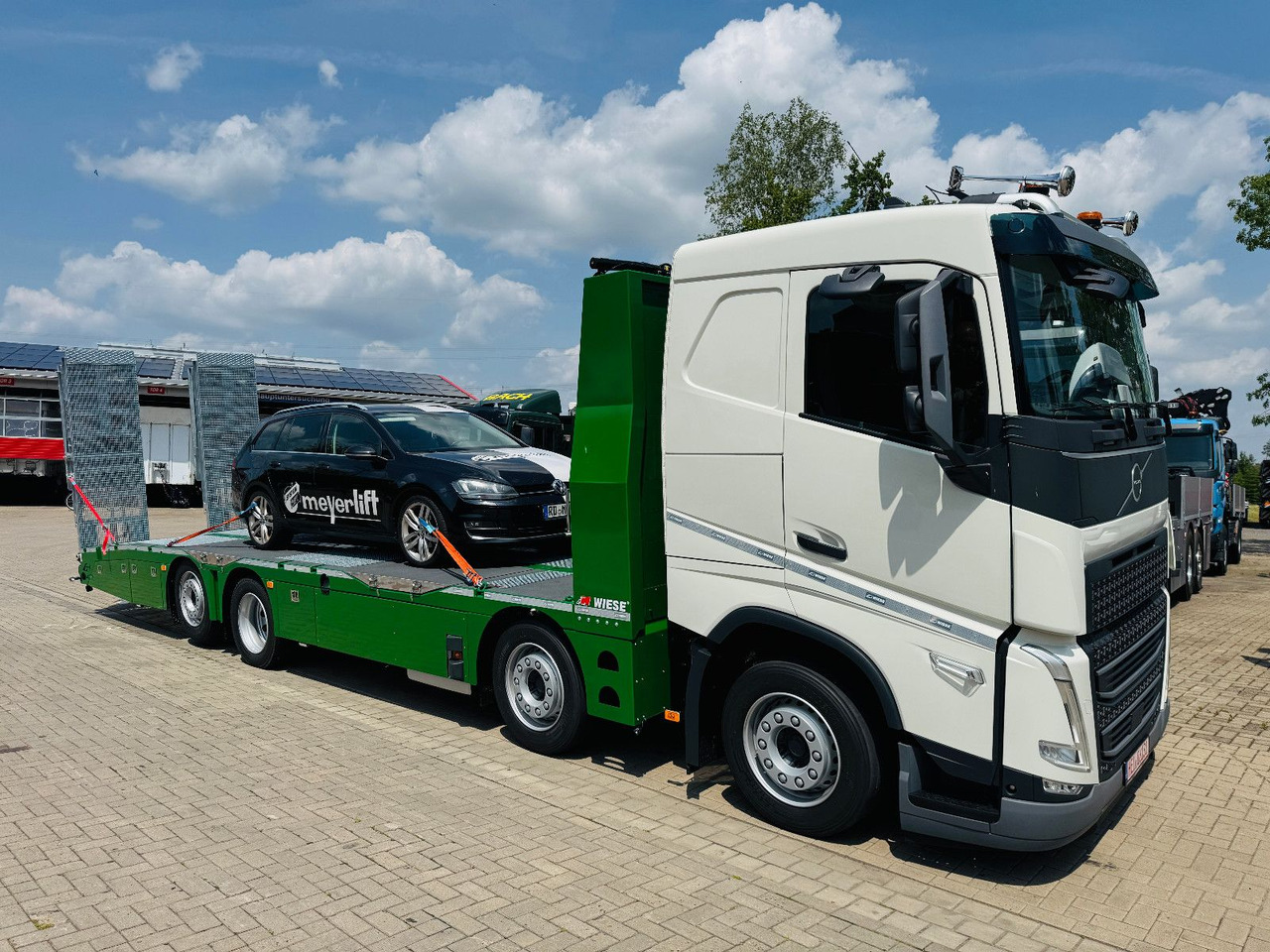 Volvo Arbeitsbühnen Baumaschinentransporter mit Rampen - Camión caja abierta: foto 2 Volvo Arbeitsbühnen Baumaschinentransporter mit Rampen - Camión caja abierta: foto 2