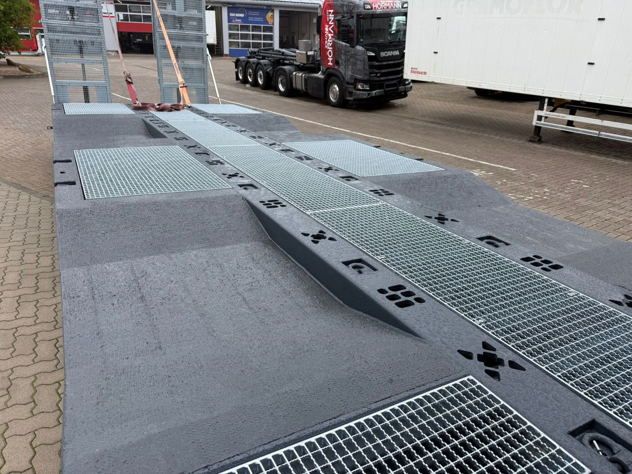 Volvo Arbeitsbühnen Baumaschinentransporter mit Rampen - Camión portavehículos: foto 4 Volvo Arbeitsbühnen Baumaschinentransporter mit Rampen - Camión portavehículos: foto 4