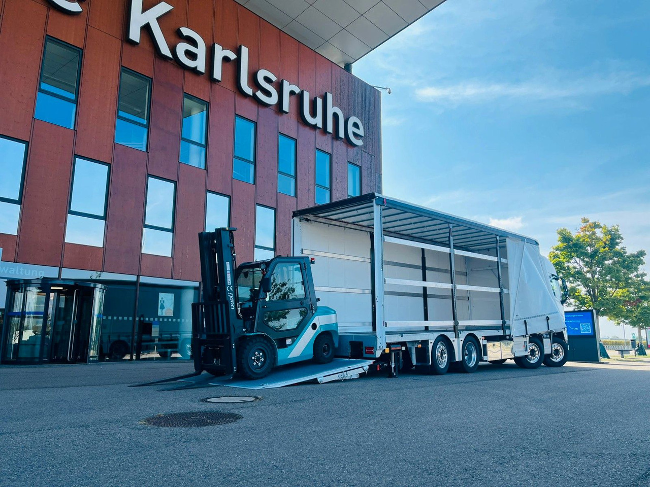 Volvo FH 500 Gabelstaplertransporter LBW Dhollandia 9t - Camión lona: foto 4 Volvo FH 500 Gabelstaplertransporter LBW Dhollandia 9t - Camión lona: foto 4