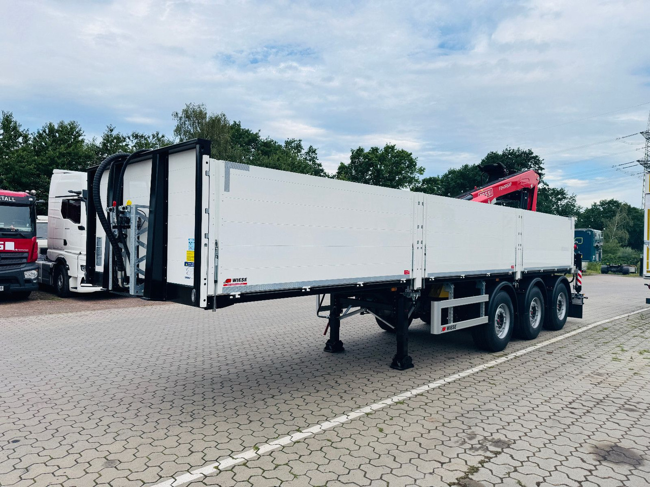 Wiese Baustoffauflieger - Heckkran Kran Fassi - Semirremolque plataforma/ Caja abierta: foto 1 Wiese Baustoffauflieger - Heckkran Kran Fassi - Semirremolque plataforma/ Caja abierta: foto 1