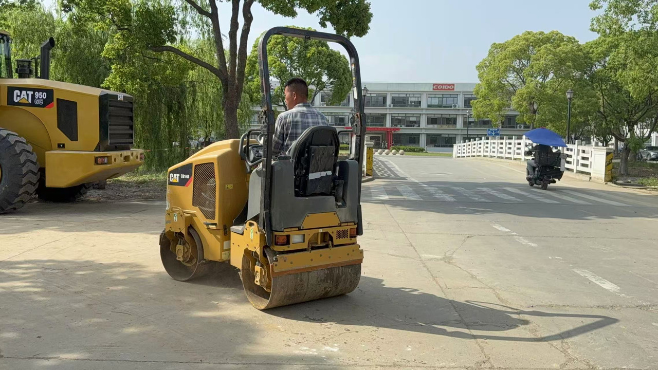 CATERPILLAR CB14B - Rodillo: foto 1 CATERPILLAR CB14B - Rodillo: foto 1