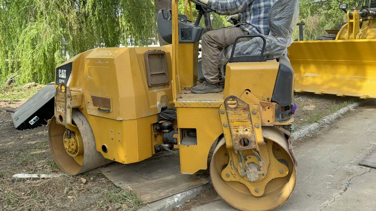 CATERPILLAR CB24B - Rodillo: foto 2 CATERPILLAR CB24B - Rodillo: foto 2