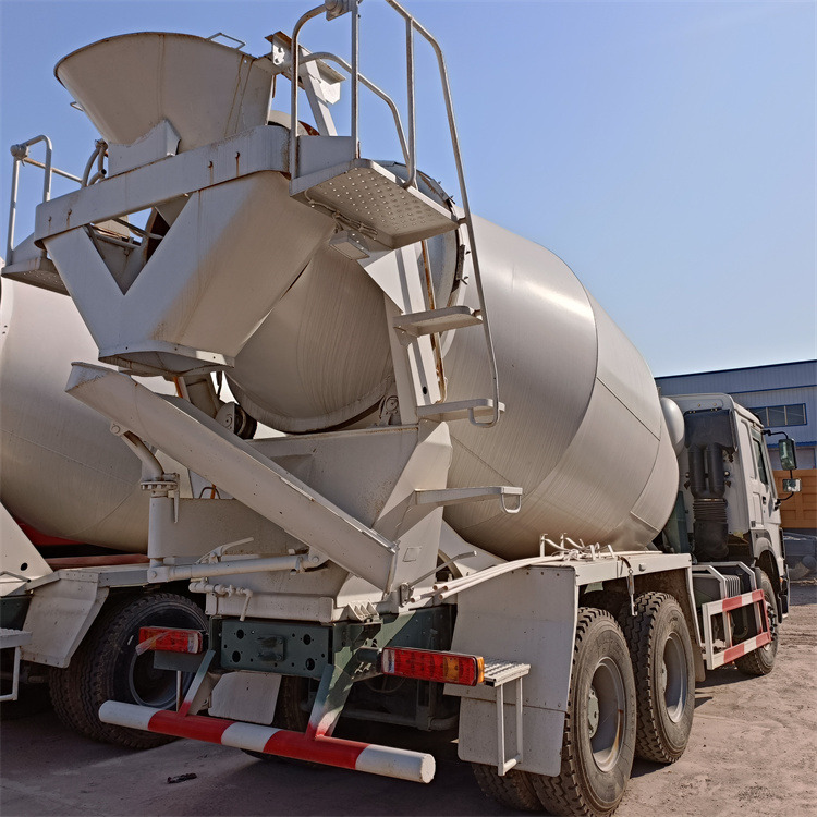 HOWO HOWO-white mixer pump truck - Camión hormigonera con bomba: foto 5 HOWO HOWO-white mixer pump truck - Camión hormigonera con bomba: foto 5