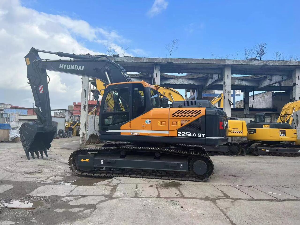 HYUNDAI 225LC-9T - Excavadora de cadenas: foto 2 HYUNDAI 225LC-9T - Excavadora de cadenas: foto 2