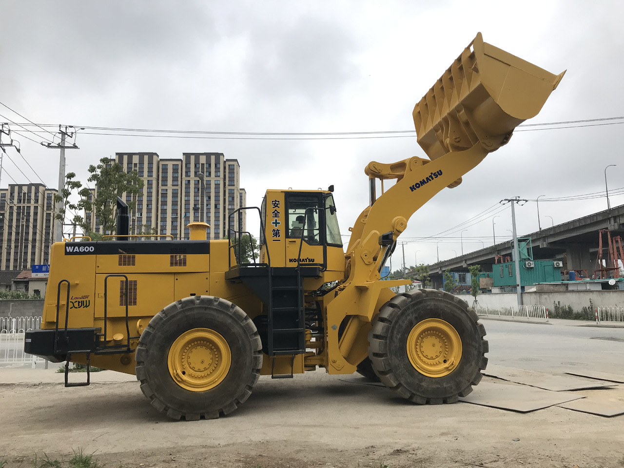 KOMATSU WA600-3 - Cargadora de ruedas: foto 1 KOMATSU WA600-3 - Cargadora de ruedas: foto 1