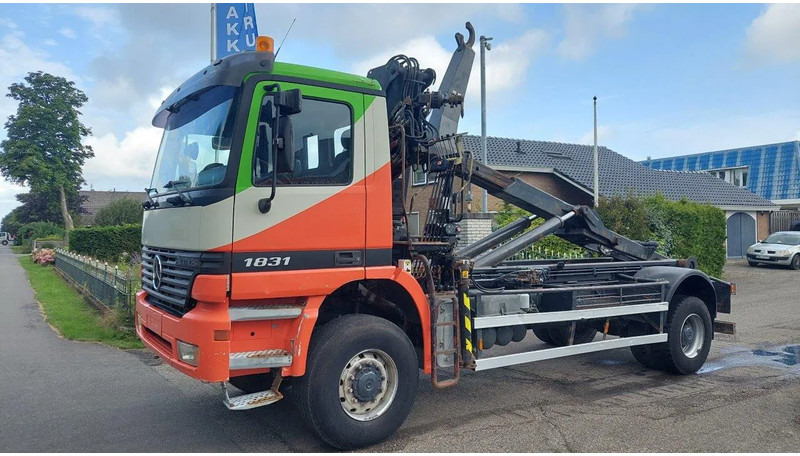 Mercedes-Benz Actros 1831 1931 4X4 Crane Container system - Camión grúa: foto 3 Mercedes-Benz Actros 1831 1931 4X4 Crane Container system - Camión grúa: foto 3