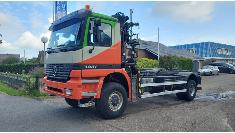 Mercedes-Benz Actros 1831 1931 4X4 Crane Container system - Camión grúa: foto 1 Mercedes-Benz Actros 1831 1931 4X4 Crane Container system - Camión grúa: foto 1