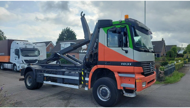Mercedes-Benz Actros 1831 1931 4X4 Crane Container system - Camión grúa: foto 4 Mercedes-Benz Actros 1831 1931 4X4 Crane Container system - Camión grúa: foto 4
