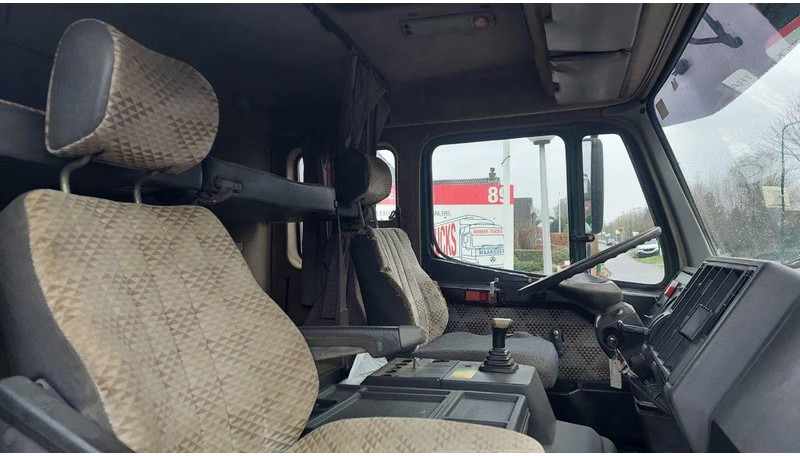 Foto del interior 1: Camión volquete Mercedes-Benz SK 1735 V8 4x2 Kipper Steel