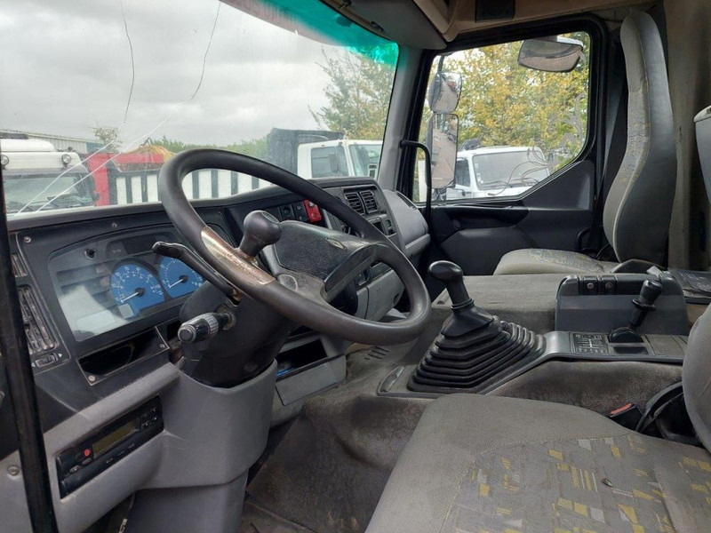 Foto del interior 1: Camión chasis Renault Kerax 270 DCI FULL STEEL SPRING BIG AXLE