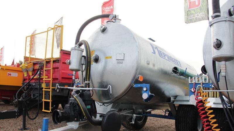 MEPROZET Güllefässer/ Slurry tanker/ Wóz asenizacyjny 5000 l / Cisterna d - Cuba de purín: foto 4 MEPROZET Güllefässer/ Slurry tanker/ Wóz asenizacyjny 5000 l / Cisterna d - Cuba de purín: foto 4