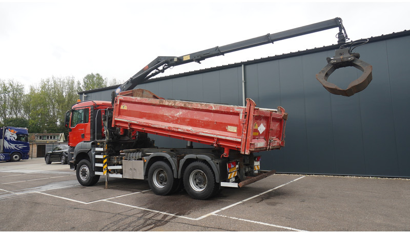 MAN TGS 28.400 6X6 2 SIDE TIPPER WITH HMF 1643 CRANE 376.400KM - Camión grúa: foto 4 MAN TGS 28.400 6X6 2 SIDE TIPPER WITH HMF 1643 CRANE 376.400KM - Camión grúa: foto 4