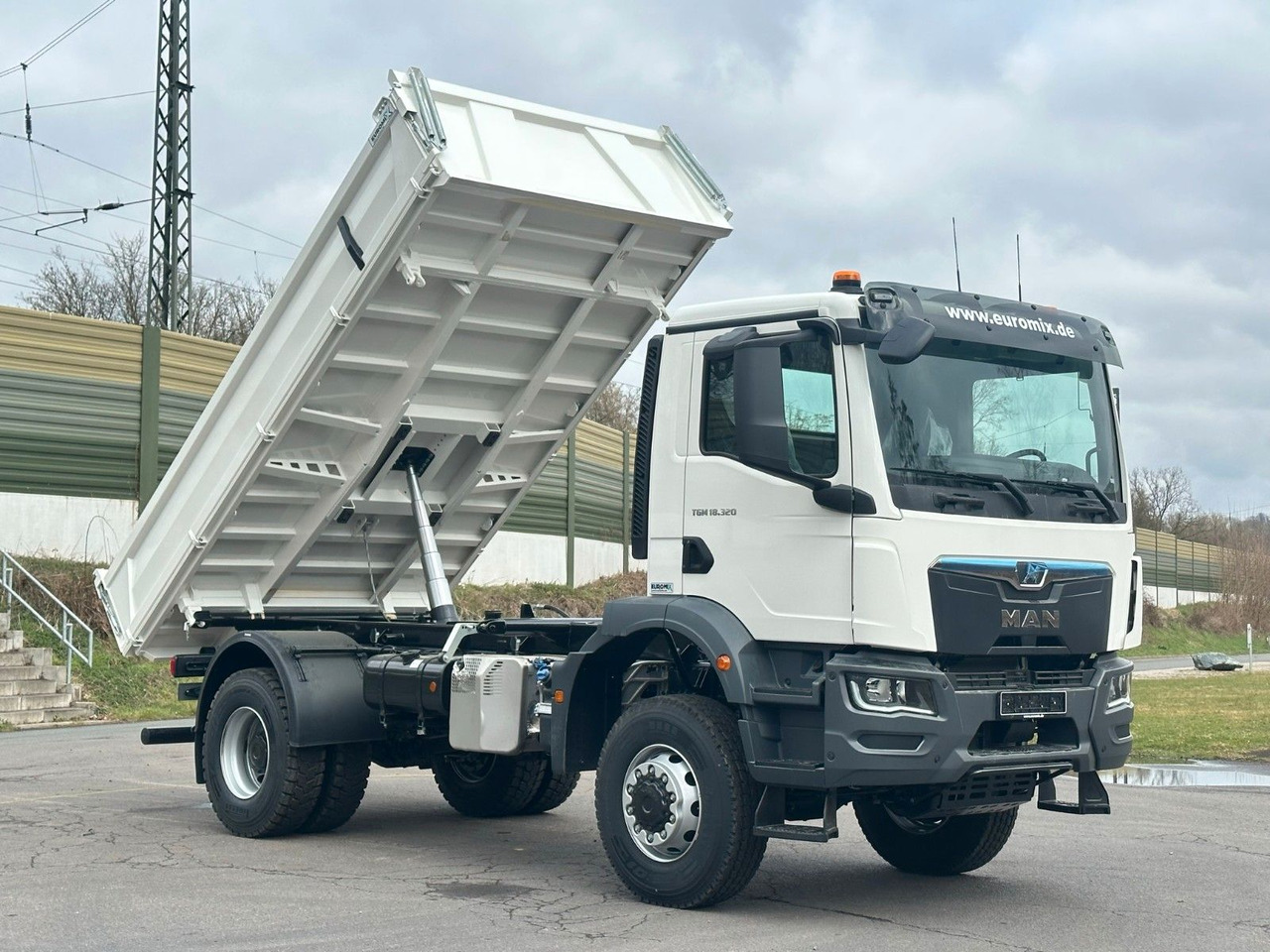 Camión volquete MAN TGM 18.320  4X4  Euro 6e Euromix 3-Seiten-Kipper: foto 16