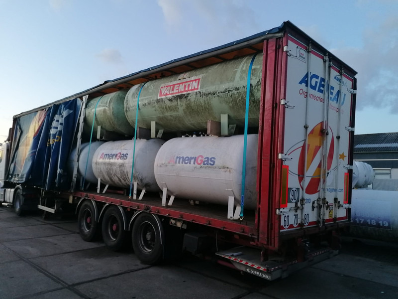 Curtain semi-trailer with used aboveground 2700 &4850L tanks Gas, Gaz, LPG, GPL, Propane, Butane tank ID 8.370 - Semirremolque cisterna: foto 1 Curtain semi-trailer with used aboveground 2700 &4850L tanks Gas, Gaz, LPG, GPL, Propane, Butane tank ID 8.370 - Semirremolque cisterna: foto 1