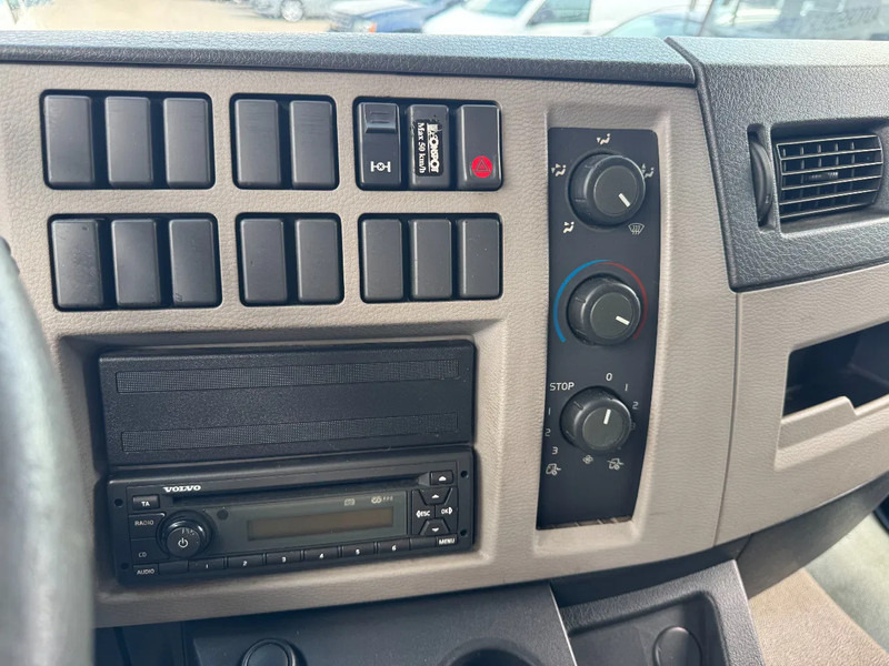 Camión caja cerrada Volvo FL 240 **EURO 4-MANUAL GEARBOX**: foto 19