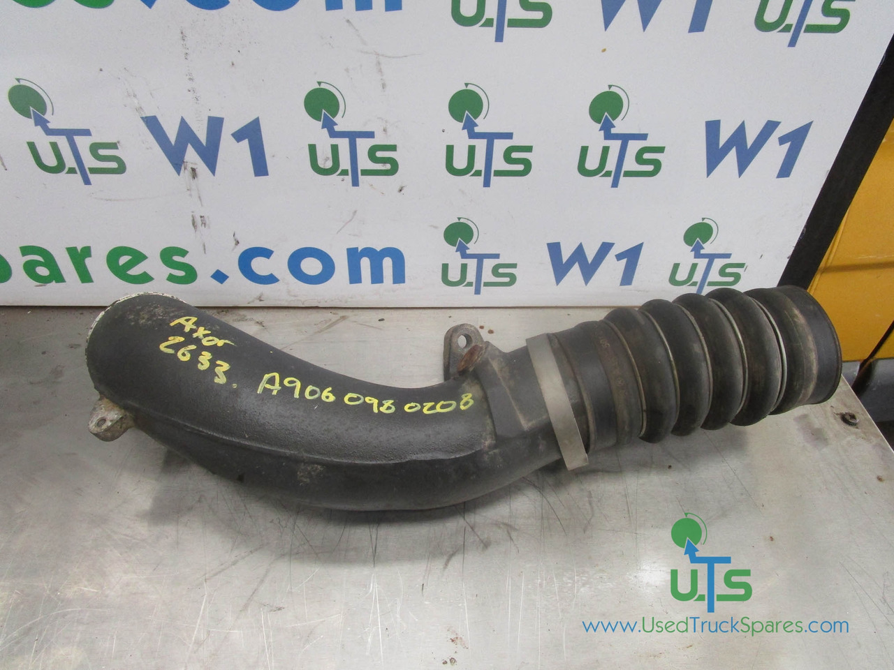 MERCEDES AXOR 2633 (OM926) INTERCOOLER PIPE P/NO A9060980208 - Motor y piezas para Camión: foto 1 MERCEDES AXOR 2633 (OM926) INTERCOOLER PIPE P/NO A9060980208 - Motor y piezas para Camión: foto 1