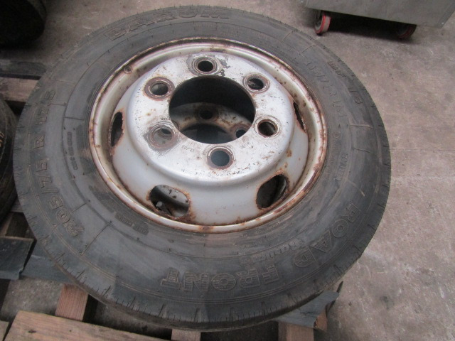 MITSUBISHI FUSO (6) WHEELS AND TYRES 205/75/17.5 8-10MM TREAD 32MM HOLES SET OF 6 - Neumático para Camión: foto 3 MITSUBISHI FUSO (6) WHEELS AND TYRES 205/75/17.5 8-10MM TREAD 32MM HOLES SET OF 6 - Neumático para Camión: foto 3