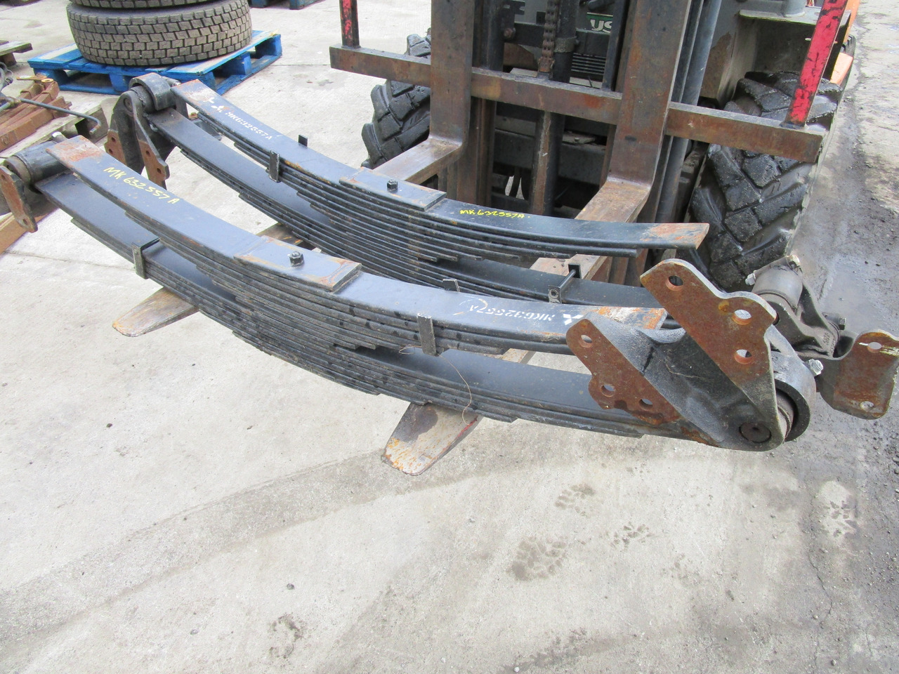 MITSUBISHI FUSO 8T REAR SPRINGS MK632557 - Suspensión para Camión: foto 4 MITSUBISHI FUSO 8T REAR SPRINGS MK632557 - Suspensión para Camión: foto 4