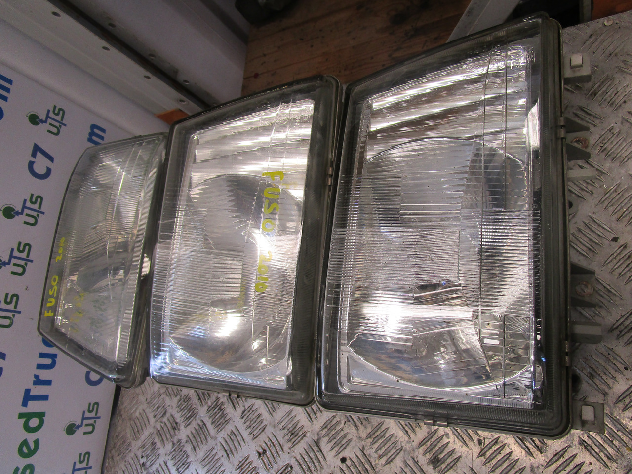 MITSUBISHI FUSO HEADLIGHT - Cabina e interior para Camión: foto 1 MITSUBISHI FUSO HEADLIGHT - Cabina e interior para Camión: foto 1