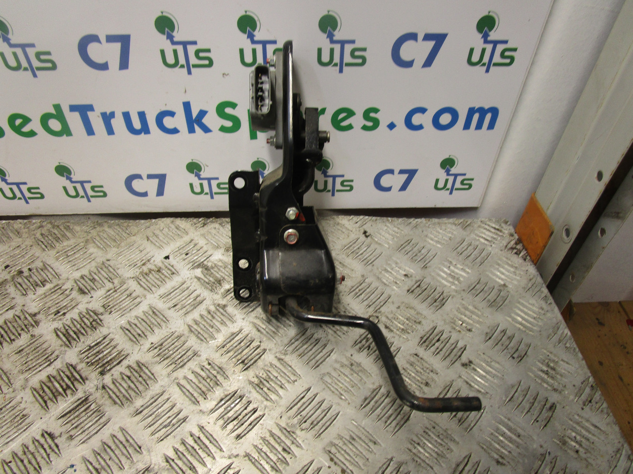 MITSUBISHI FUSO THROTTLE PEDAL UNIT COMPLETE INCLUDING SENSOR MK386457 - Cabina e interior para Camión: foto 1 MITSUBISHI FUSO THROTTLE PEDAL UNIT COMPLETE INCLUDING SENSOR MK386457 - Cabina e interior para Camión: foto 1