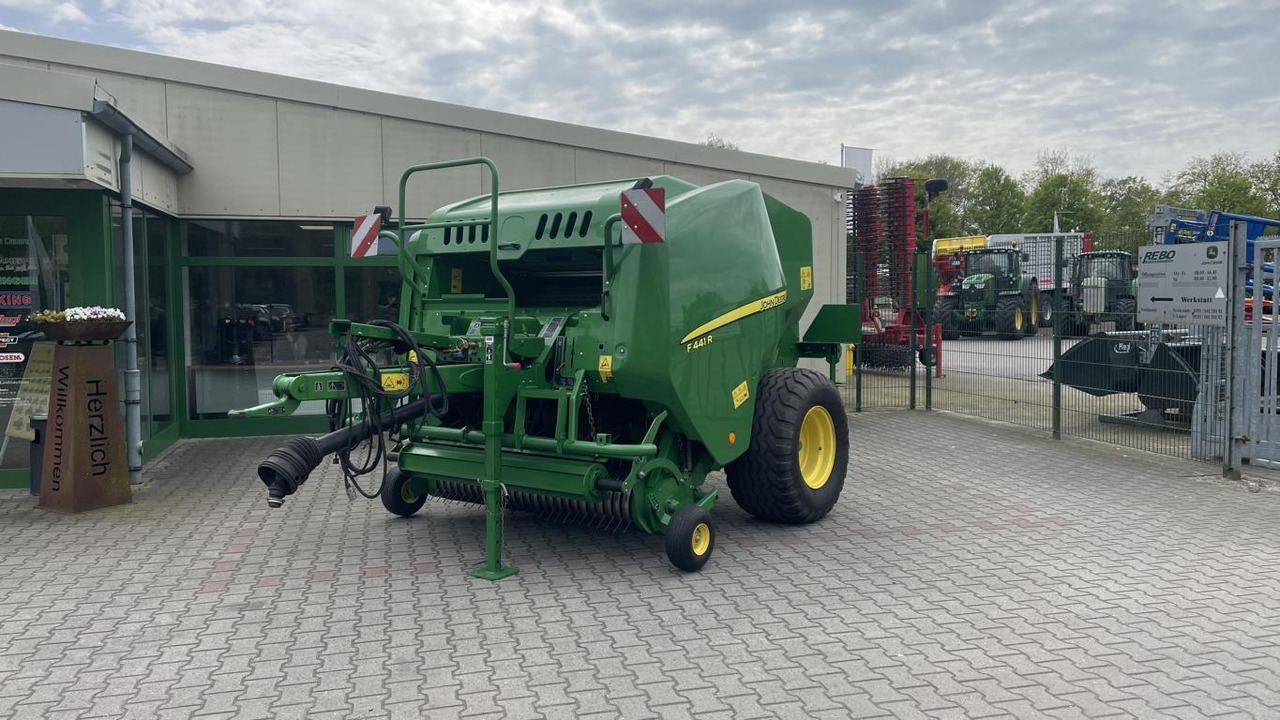 John Deere RUNDBALLENPRESSE F441R - Encintadora de pacas: foto 1 John Deere RUNDBALLENPRESSE F441R - Encintadora de pacas: foto 1