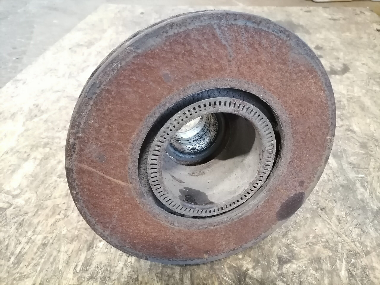 MB Atego truck with wheel hub A9703560301 - Pieza universal para Camión: foto 3 MB Atego truck with wheel hub A9703560301 - Pieza universal para Camión: foto 3
