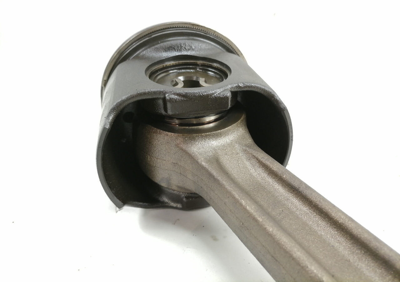 Mercedes-Benz Connecting rod + piston A4710371601 - Pistones/ Anillos/ Bujes para Camión: foto 3 Mercedes-Benz Connecting rod + piston A4710371601 - Pistones/ Anillos/ Bujes para Camión: foto 3
