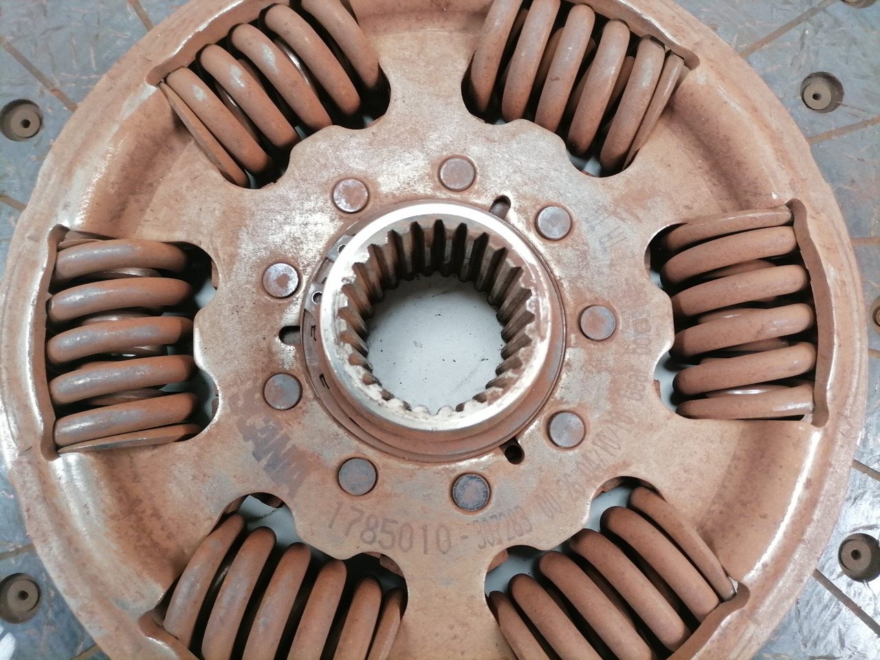 Scania Clutch disc 1785010 - Disco de embrague para Camión: foto 3 Scania Clutch disc 1785010 - Disco de embrague para Camión: foto 3
