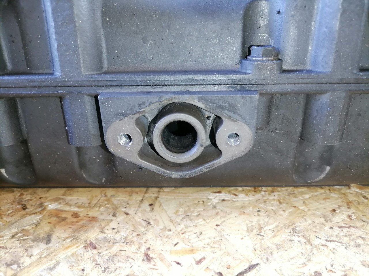 Scania Intake mainfold 1493717 - Colector de admisión para Camión: foto 4 Scania Intake mainfold 1493717 - Colector de admisión para Camión: foto 4