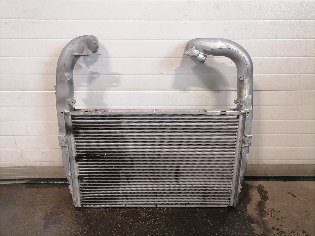 Scania Intercooler radiator 1798808 - Intercooler para Camión: foto 1 Scania Intercooler radiator 1798808 - Intercooler para Camión: foto 1