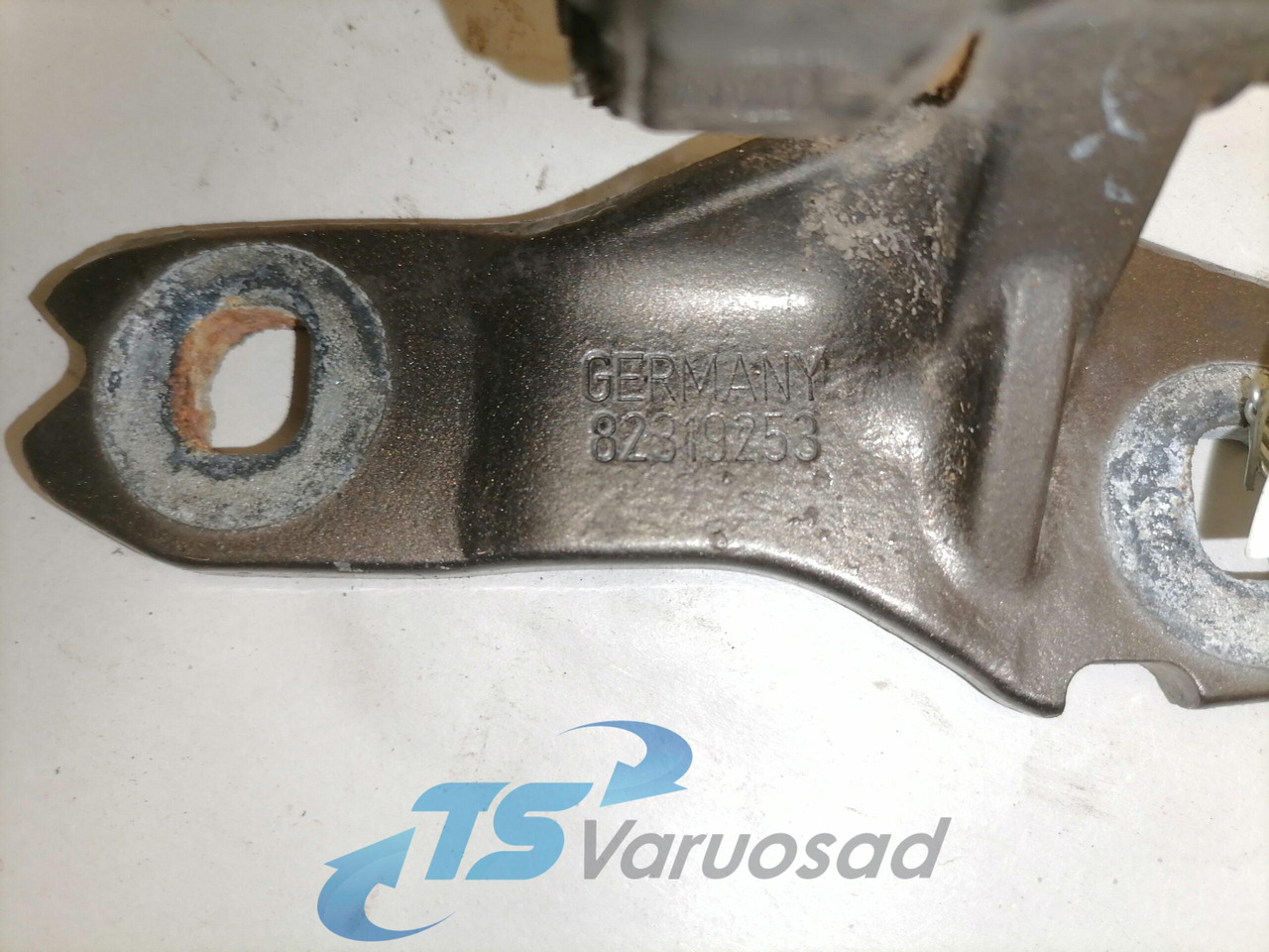 Volvo Door hinge 82319253 - Puerta y piezas para Camión: foto 2 Volvo Door hinge 82319253 - Puerta y piezas para Camión: foto 2