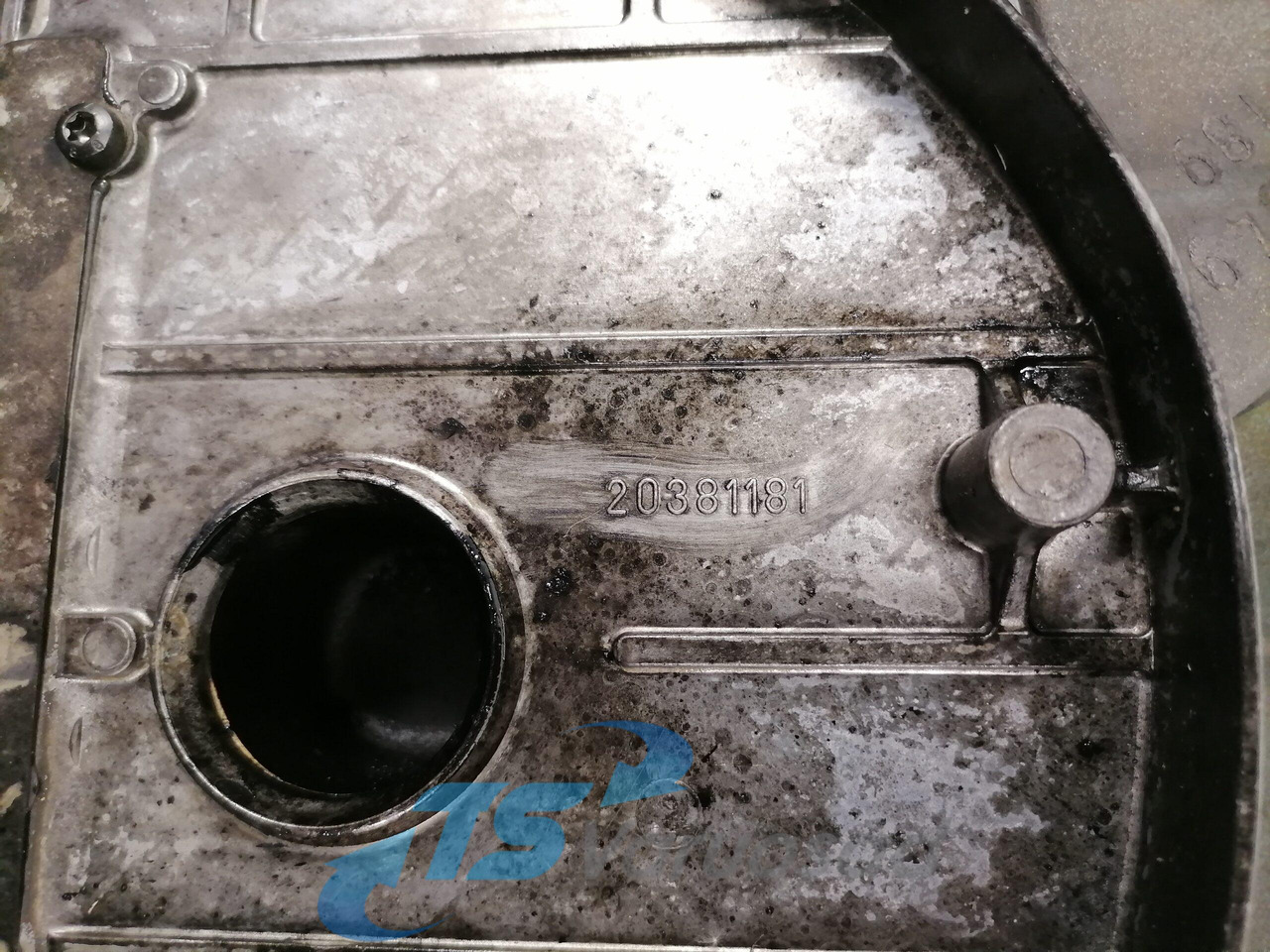 Volvo Engine front cover 3169648 - Motor y piezas para Camión: foto 2 Volvo Engine front cover 3169648 - Motor y piezas para Camión: foto 2