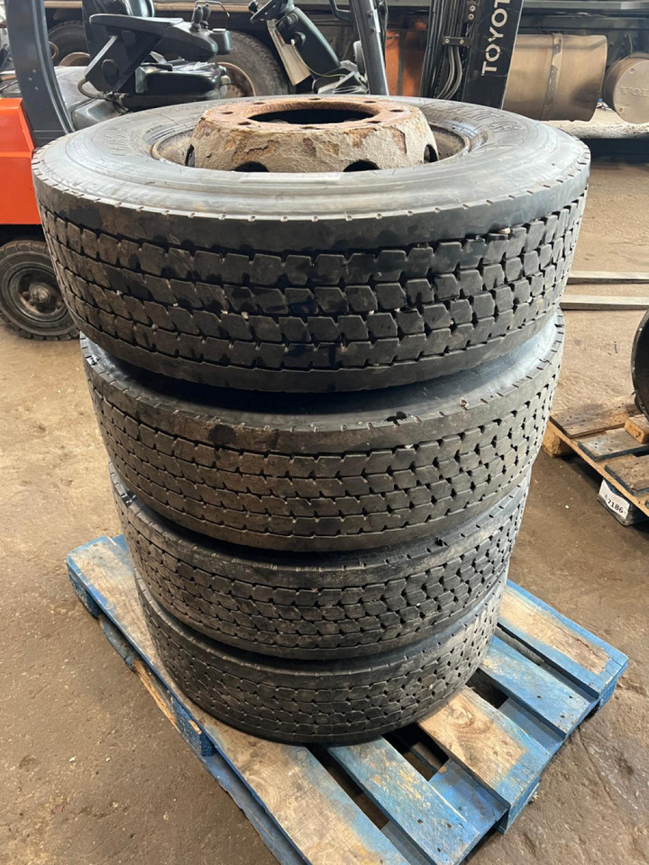 Volvo Sava avant A3 285/70R19.5 28570R195 - Neumáticos y llantas para Camión: foto 2 Volvo Sava avant A3 285/70R19.5 28570R195 - Neumáticos y llantas para Camión: foto 2