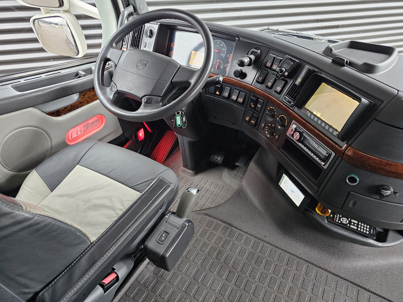 Foto del interior 1: Cabeza tractora Volvo FH400 4X2 / SHOWTRUCK / SPECIAL / EXHAUST VALVE