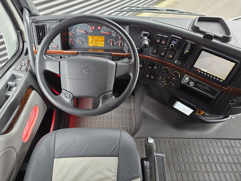 Foto del interior 2: Cabeza tractora Volvo FH400 4X2 / SHOWTRUCK / SPECIAL / EXHAUST VALVE