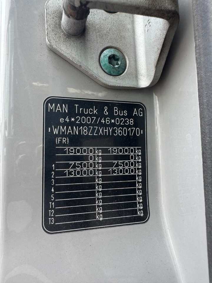 MAN 18.290 4X2 Koffer / Plane Top Zustand 8,30 Meter - Camión caja cerrada: foto 2 MAN 18.290 4X2 Koffer / Plane Top Zustand 8,30 Meter - Camión caja cerrada: foto 2
