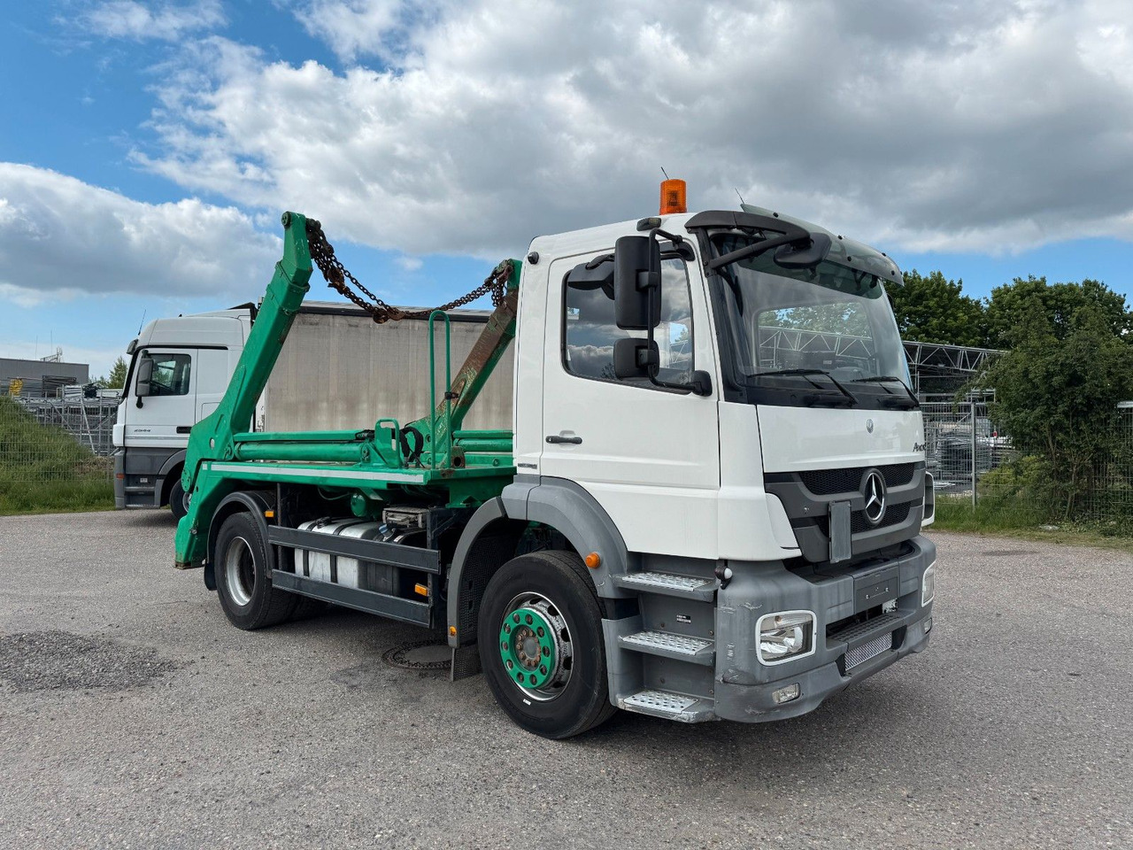 Mercedes-Benz 1833 4X2 Meiller AK 12 Absetzkipper Mercedes-Benz 1833 4X2 Meiller AK 12 Absetzkipper - Camión portacontenedor de cadenas: foto 1 Mercedes-Benz 1833 4X2 Meiller AK 12 Absetzkipper Mercedes-Benz 1833 4X2 Meiller AK 12 Absetzkipper - Camión portacontenedor de cadenas: foto 1