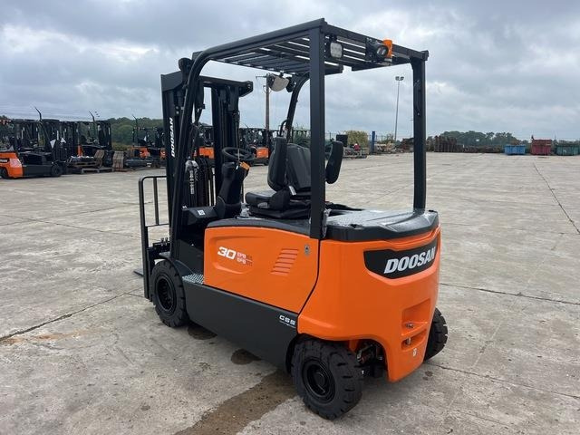 Doosan B30X-7 PLUS - Carretilla elevadora eléctrica: foto 2 Doosan B30X-7 PLUS - Carretilla elevadora eléctrica: foto 2
