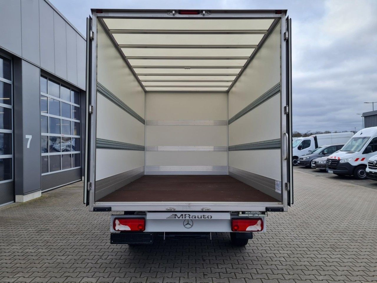 Mercedes-Benz Sprinter 315 Koffer lang MBux KLIMA NAVI TEMPOMA - Furgoneta caja cerrada: foto 5 Mercedes-Benz Sprinter 315 Koffer lang MBux KLIMA NAVI TEMPOMA - Furgoneta caja cerrada: foto 5