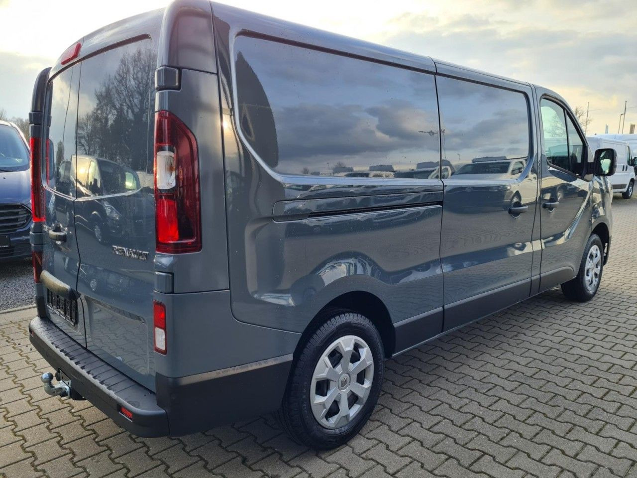 Renault Trafic Kasten 3,0t L2 LED AHK KLIMA PDC TEMPOMAT - Furgoneta pequeña: foto 4 Renault Trafic Kasten 3,0t L2 LED AHK KLIMA PDC TEMPOMAT - Furgoneta pequeña: foto 4