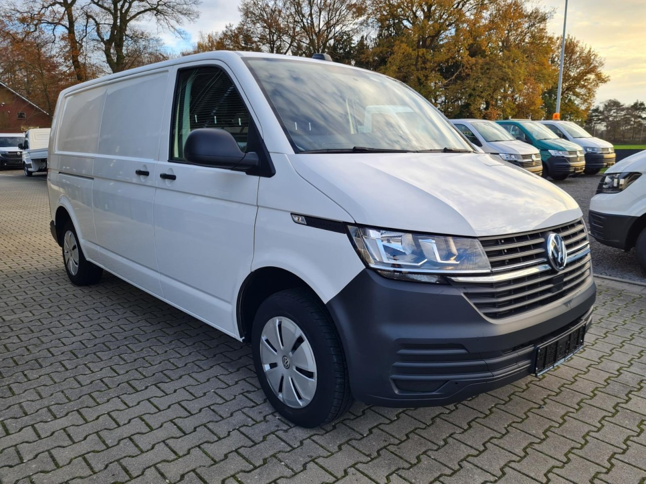 Volkswagen T6.1 Kasten TDI lang L2H1 DSG PDC KLIMA KAMERA - Furgoneta pequeña: foto 3 Volkswagen T6.1 Kasten TDI lang L2H1 DSG PDC KLIMA KAMERA - Furgoneta pequeña: foto 3