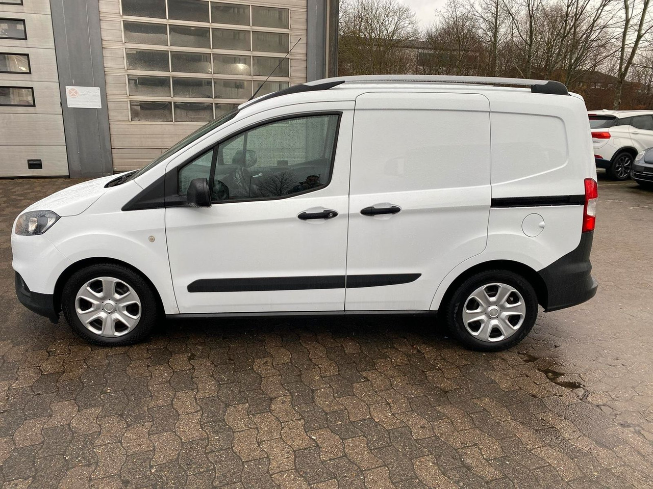 Ford Transit Courier 1.0 Trend Klima,AHK+Rückfahrk... - Furgoneta de pasajeros: foto 3 Ford Transit Courier 1.0 Trend Klima,AHK+Rückfahrk... - Furgoneta de pasajeros: foto 3
