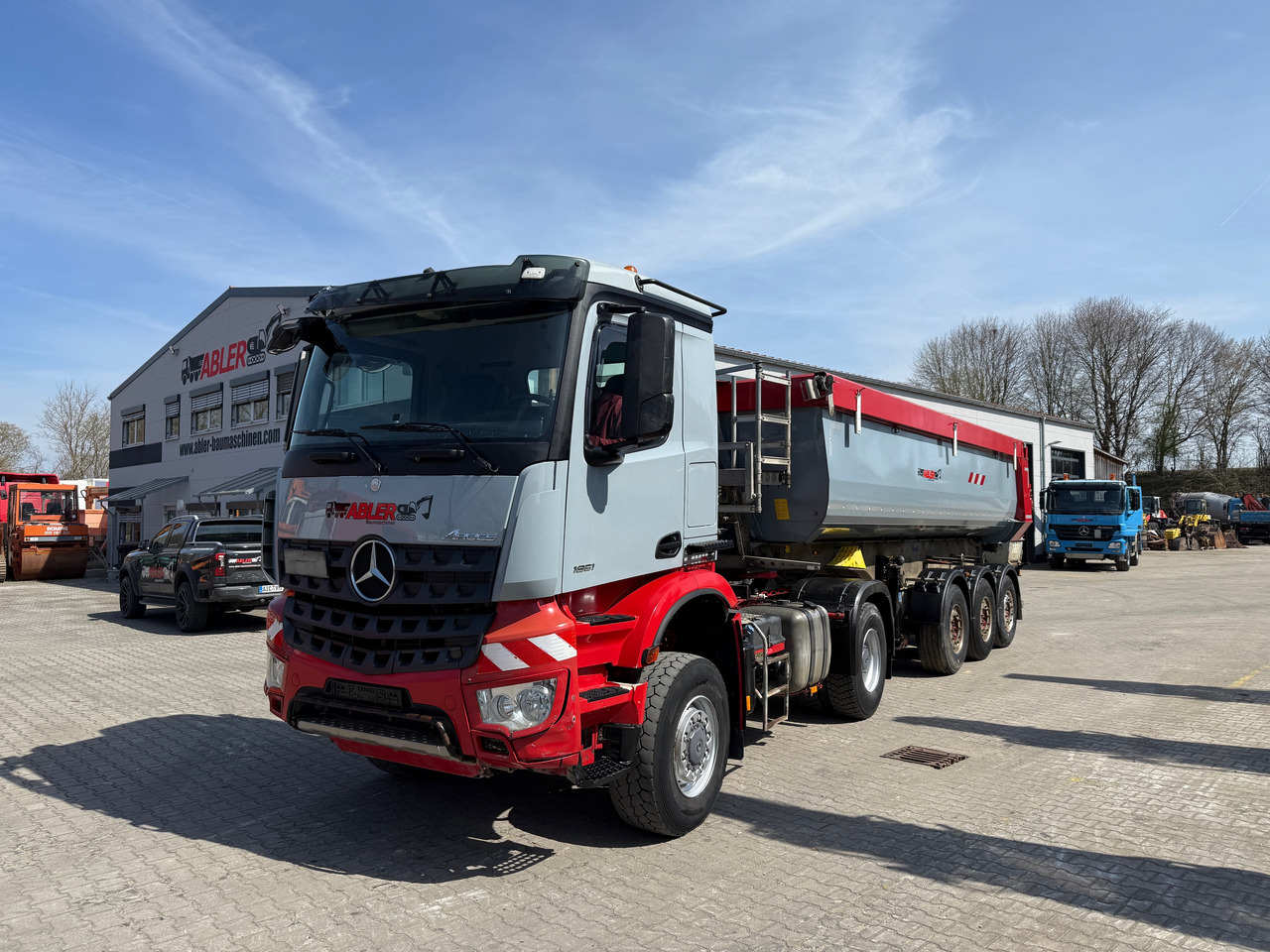 Mercedes-Benz 1851 Arocs ECHTER 4x4 mit Schmitz Kippauflieger - Camión volquete: foto 2 Mercedes-Benz 1851 Arocs ECHTER 4x4 mit Schmitz Kippauflieger - Camión volquete: foto 2