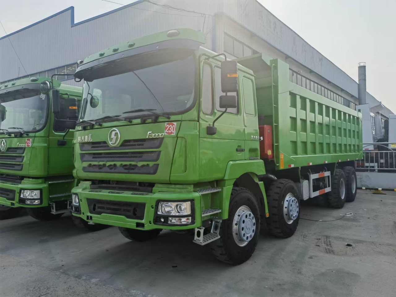 Shacman F3000 8*4 Dump truck - Camión volquete: foto 1 Shacman F3000 8*4 Dump truck - Camión volquete: foto 1