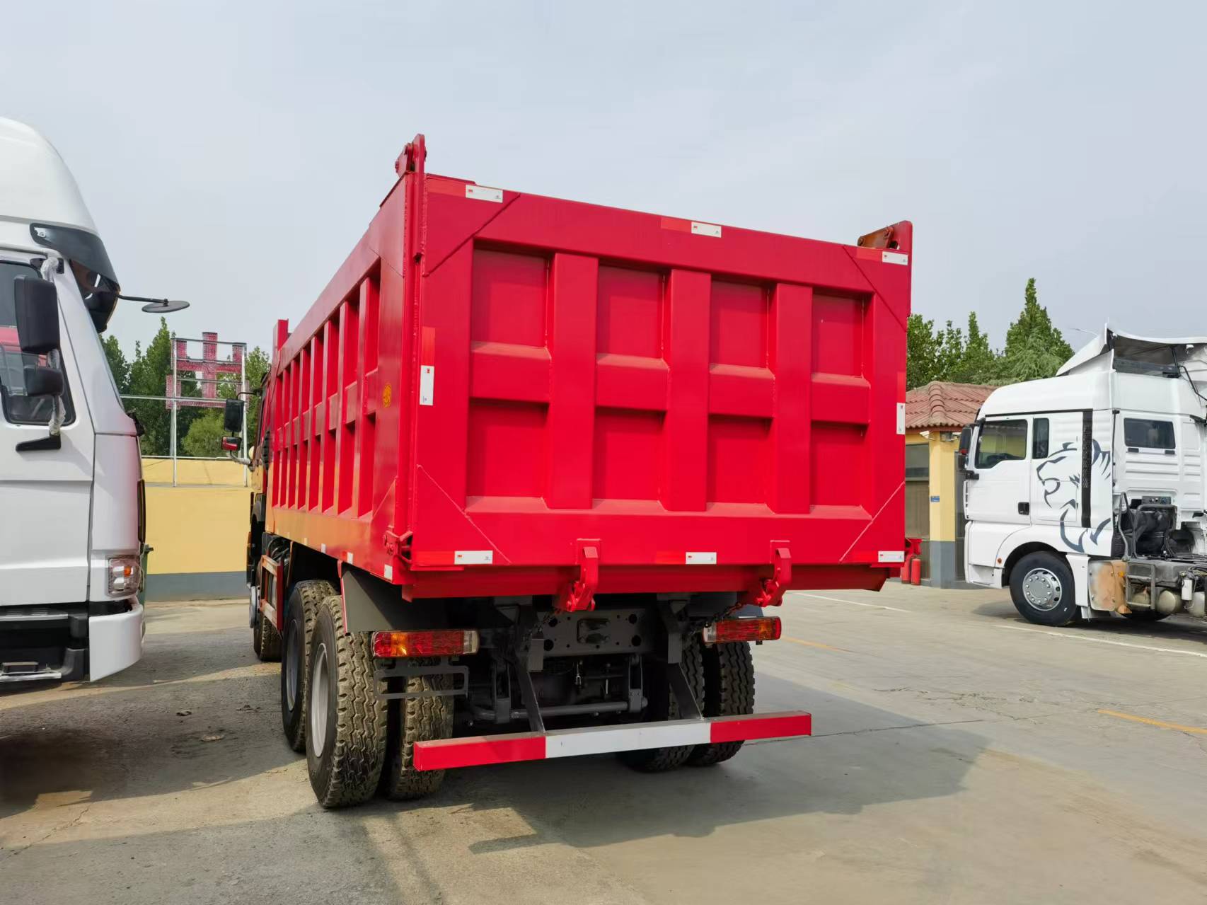 Sinotruk HOWO 371 6*4 Dump truck - Camión volquete: foto 5 Sinotruk HOWO 371 6*4 Dump truck - Camión volquete: foto 5