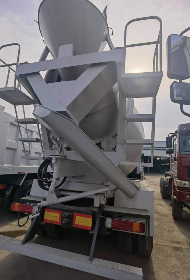 Sinotruk HOWO 371 Concrete mixer truck - Camión hormigonera: foto 4 Sinotruk HOWO 371 Concrete mixer truck - Camión hormigonera: foto 4