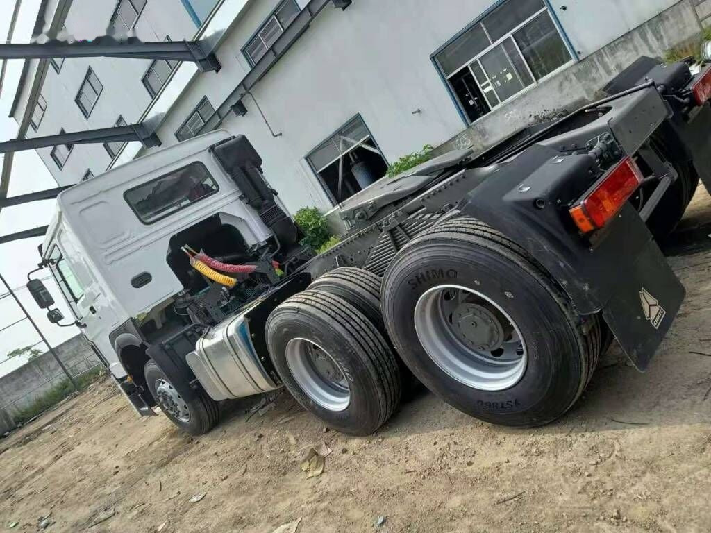 Sinotruk HOWO 6*4 Tractor - Camión portacontenedore/ Intercambiable: foto 2 Sinotruk HOWO 6*4 Tractor - Camión portacontenedore/ Intercambiable: foto 2