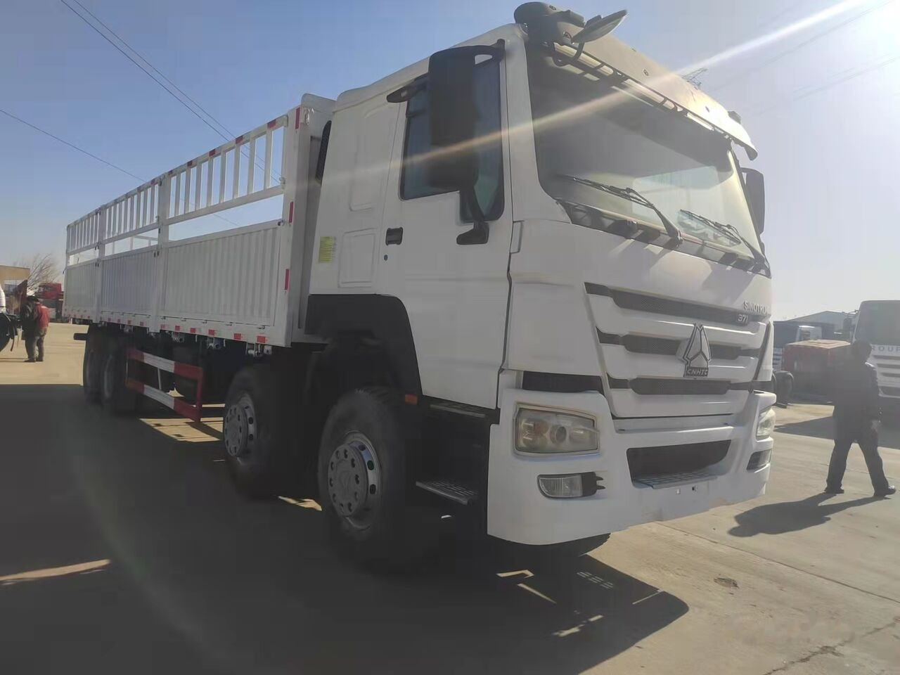 Sinotruk HOWO 8*4 Dump truck - Camión caja abierta: foto 4 Sinotruk HOWO 8*4 Dump truck - Camión caja abierta: foto 4